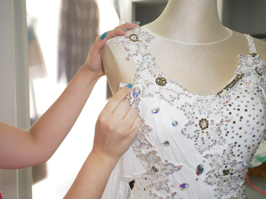 Lavorazione vestito da ballo - Arte in movimento